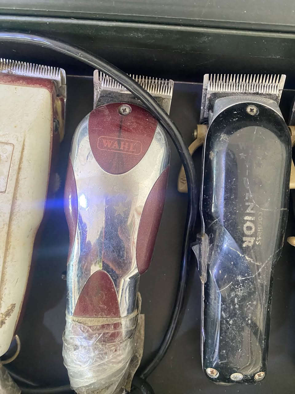 ٥ مكأن حلاقه شرط الشغل ومستخدمات 
مكأن امريكيه اصليه البيع شلعه وحده كلهن 
٤مكأن تدريج  
وحده للتحديد 
للعلم المكان السود سعر الوحده ١٨٠
والبيضه سعره ٥٠
 والحرمه سعرها ١٥٠
 والحرمه صغيره سعرها ١٣٠
الله شاهد هاي سعارهن بالسوك 
والحلاقين يعرفون بالسعر مالهن

ملاحظه السعر مالهن كلهن اريدهن ب٢٠٠ الف. قفل كلش  
التواصل ع هذا رقم ***********

نص مكتوب في الصور:
- WITH DOUBLE BALL BEARING H