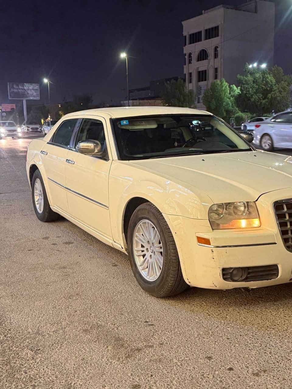 السلام عليكم. خوان البيع فقط بصره فضلاً
بدون مراوس  

اوباما 2010 . مكينه 3500 . بأسمي تحويل
4 جوك فول مواصفات عدا الفتحه 
بيها 4 قطع صبغ ..من ضمنهن بيها حادث
بين باب السايق والجاملق لامامي داخليه 
سياره جاهزه وكامله . مكينه وكير 
وحداديه وتبريد وتخم تاير . جاهزه 
وسعرها مناسب كلشش 
العنوان / البصره القبله معرض الرافدين
السعر / 98 وبيها مجال . 
هاتف  /  *********** 
.
.
