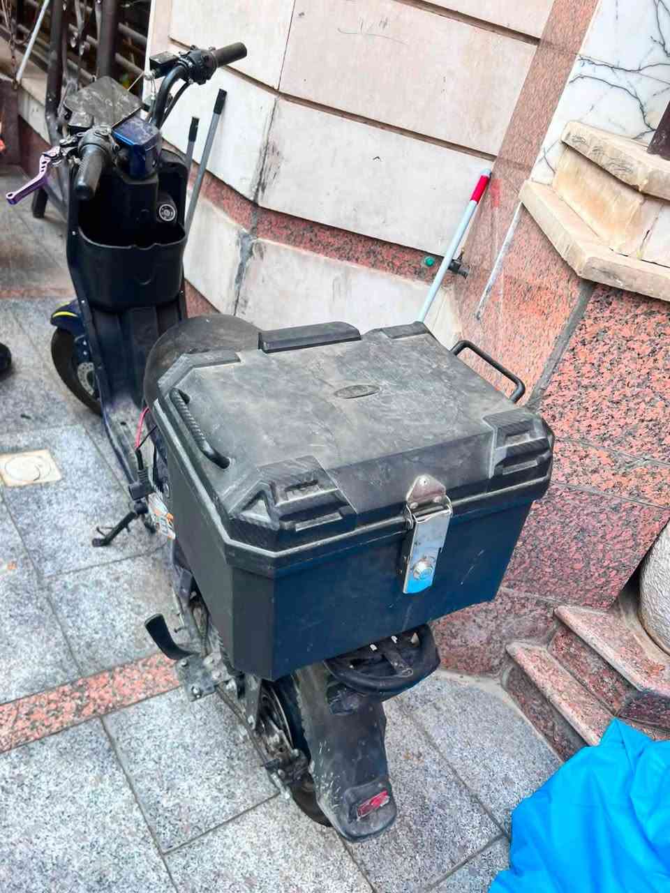 دراجه R9 زركه للبيع دراجه عوزها بس ضفيره مال بطاريات
بطاريات سليمه سعر 200 وقابل للتفاوض عنواني بلديات
رقم الهاتف ***********
