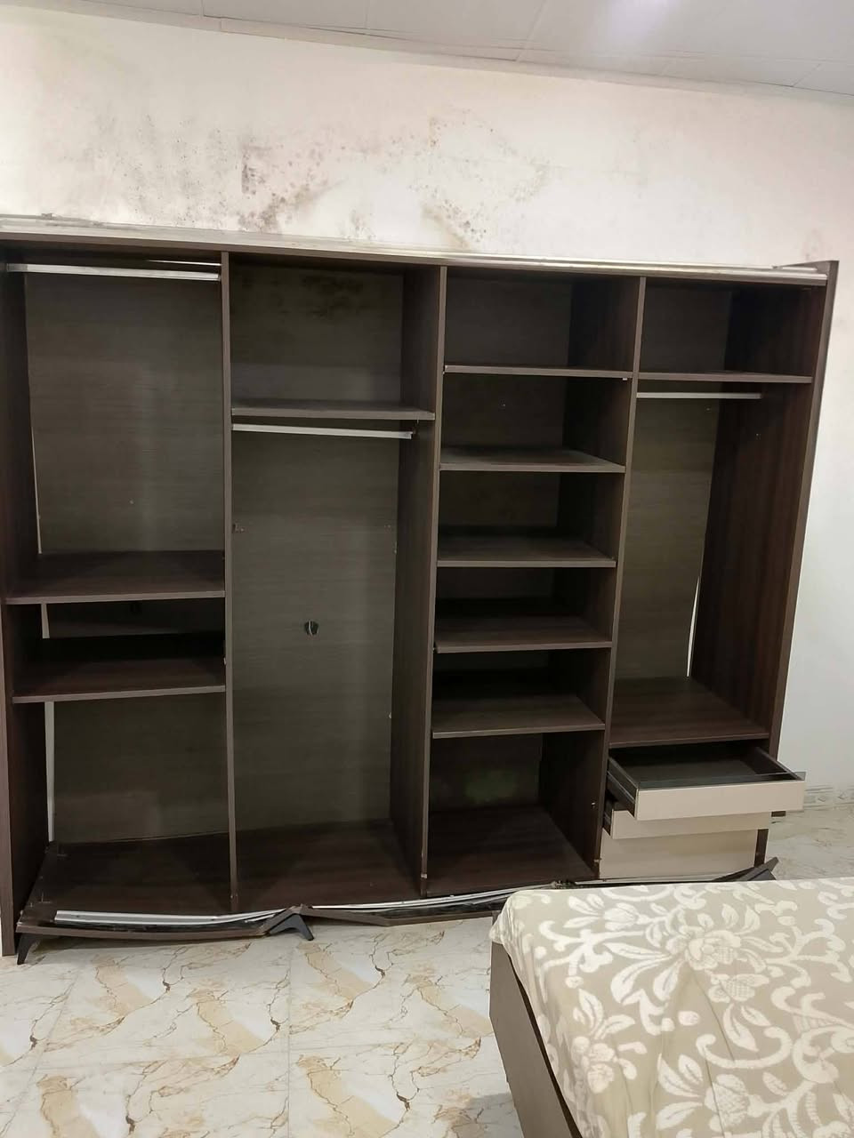 غرفة نوم تركيه
الكنتور خسف وشلت البيبان خفت عليهم
والصور كدام العين وتجي تشوف وتدلل 
ادفع سعر عجبني ابيعك 
***********
