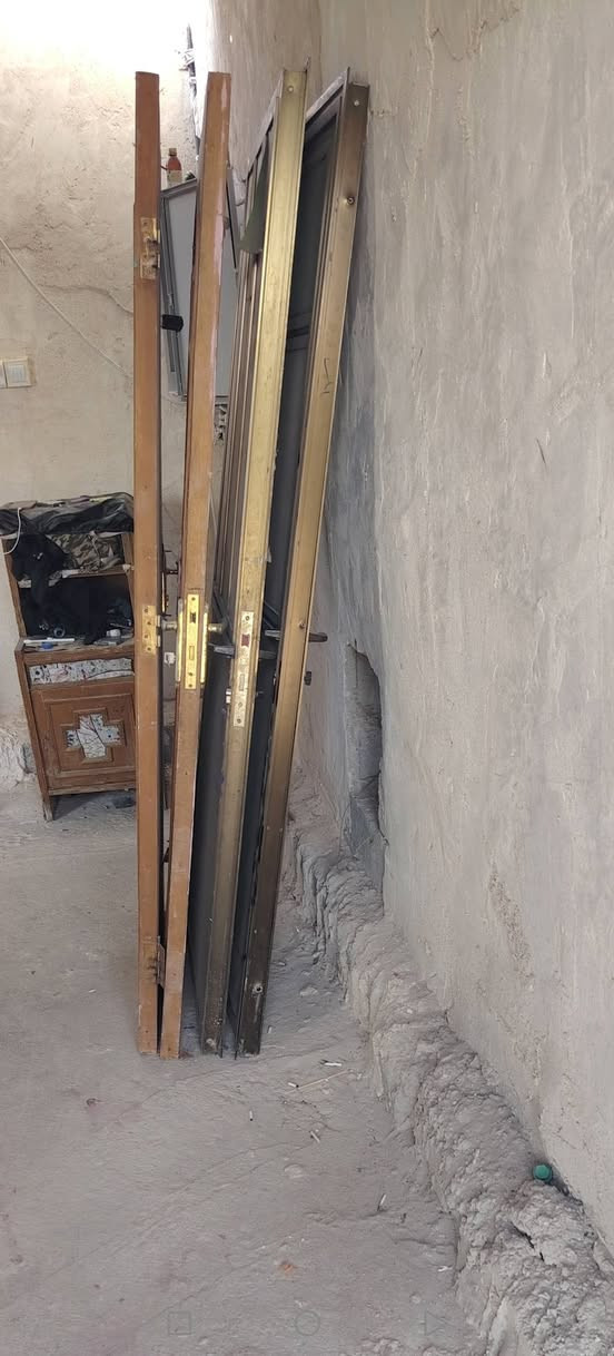 ٤ بيبان • نضيف • مناسب للدهان