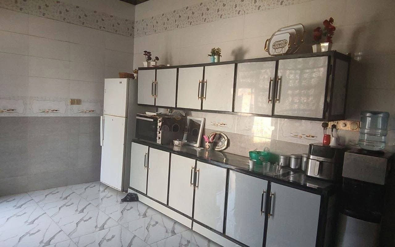 متوفر 
بيت بناء حديث بتصميم مودرن مساحته 235 متر طابو صرف
تاريخ البناء:2022 
مكون من طابقين
الطابق الارضي يتكون من:
كراج واسع مع حولي خدمات داير البيت
حديقة صغيره 
مطبخ واسع مساحته 5*4
استقبال واسعه مساحتها 7*4
هول داخلي واسع مساحته 9 امتار
غرفتين نوم ارضيه مساحة الغرفه الواحده 4*5
خدمات صحية كامله

الطابق الثاني:
يتكون من 4 غرف نوم مع خدمات صحيه 

ملاحظة الطابق الثاني بحاجة الى بياض + ارضية فقط 

الموقع: الديوانية_حي العسكري_الصدر الاول _ شارع السايدين مقابل مصور الخالدي

للاستفسار
+964 778 008 5519
او ***********
