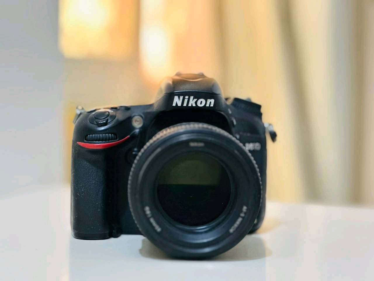 610 Nikon  (فل فريم)
​حالة الكاميرا: (نظيفة جداً / بدون خدوش أو عيوب)
​عدد الشتر: (75 الف)
​🔹 العدسات المرفقة مع الكاميرا:
​عدسة 50mm 1:8f  و عدسة 85mm 1:8f
​عدس
​🔹 الملحقات:
​بطارية أصلية.
​حزام الكاميرا (الستراب).
​​💰 السعر: (اذا فقط البدي 650 مع عدسة 50mm  واذا مع العدستين ف السعر يكون 1مليون 📍 المكان : الديوانية 
📞 للتواصل: (***********)
​الكاميرا مكفولة ومشروطة، وتكدر تفحصها وتجربها براحتك قبل الشراء.