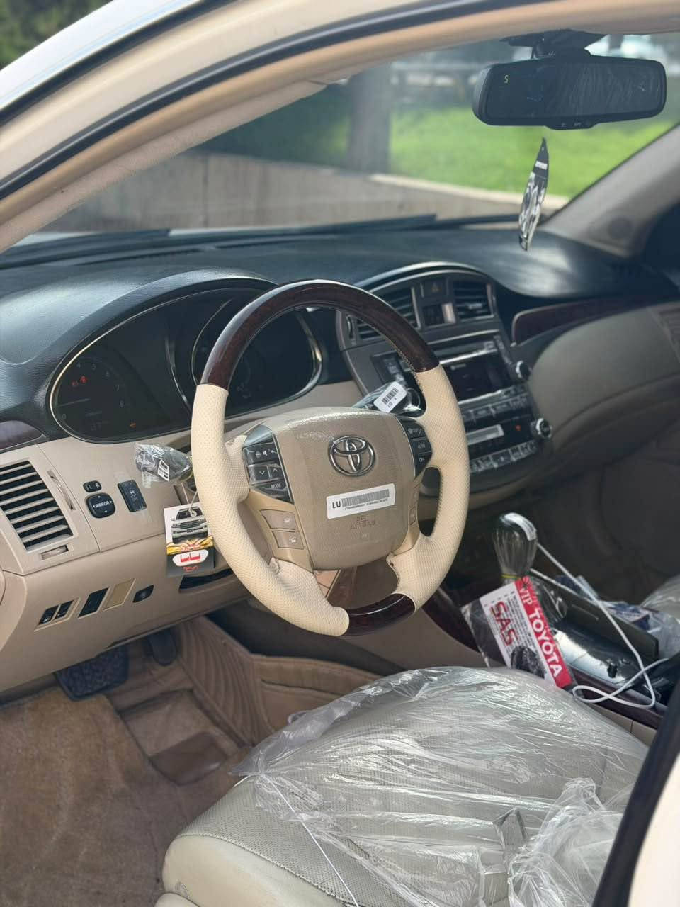 تویوتا ئە ڤەلۆن مۆدیل ٢٠١٢ قەباخ رەش KM 150,000 رۆشتووە و زۆر زۆر بە جوانی ماوەتەوە سەیارەکە ماسەفاتی خلیجیە سەیارەکە و لیمیتدە فوول فوول مواسەفاتە و ٤ تایەی لۆکی لە ژیرە و هە موو شتیکی بەشەرت و سەنەوی و رەقەم تازەیە و تازە کتابی جام رەشی بۆ کراوە  بە شەرتی گیرو مەکینە مەزبووتە و تەنها ٢ پەلە ساردی هە یە و ١ پەلە کارت هە یە و هیچی تری نییە سعری سەیارەکە ١٨٨$ گەلا و مەعامەلەیە و بۆ زانیاری زیاتر *********** السليمانية, العراق
