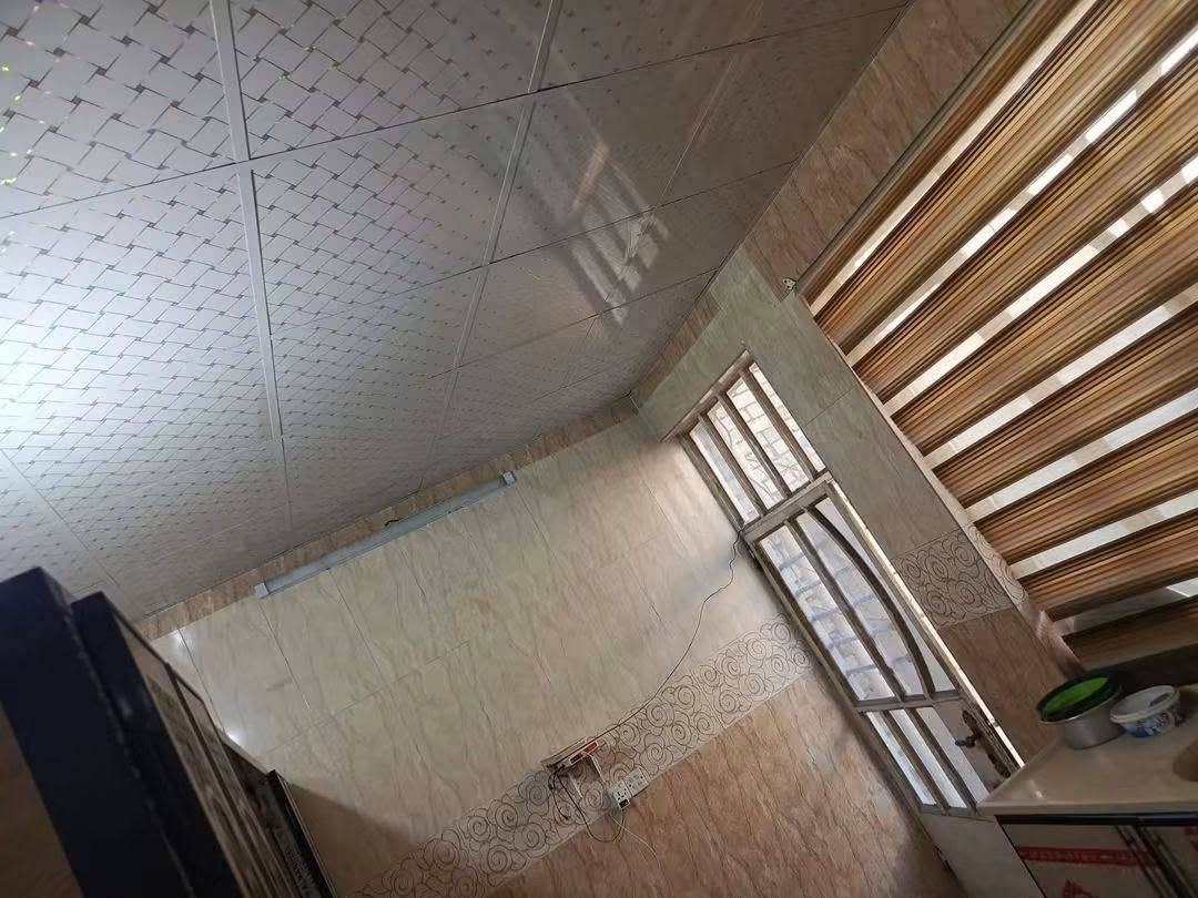 السلام عليكم بيت مساحة ١٠٠
واجهة ٩ ونزال ١٢
الطابق الارضي 
خطار ٦/٥
غرفة نوم ٤/٤
مطبخ ٢٧٠/٤
هول٦/٦
ترك١/٣
الطابق الثاني 
غرفة نوم ٤/٤
غرفة ٦/٥
مطبخ ٢/٢
حمام ٢/١٥٠
.......؟..........؟.......؟........
بيت كامل مكمل سند ٢٥
المكان جسر دياله القديم قرب مستشفى ابن زهر 
البيت الثالث عن باب المستشفى
***********
