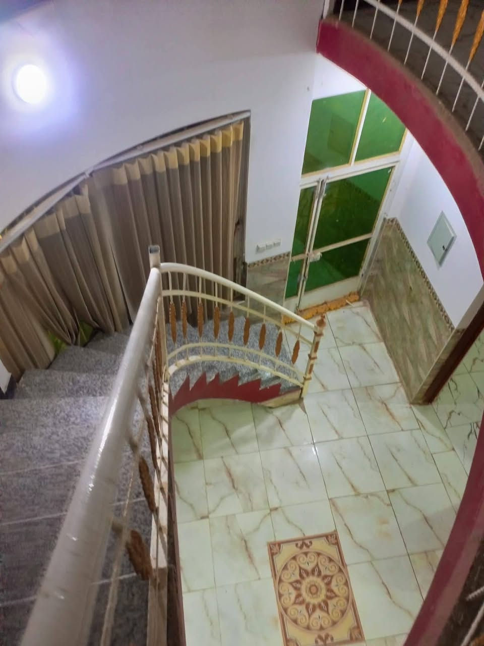متوفر بيت🏛️ للايجار 130م بناء حديث
 بالتقيه الاولى طابقين
⚡ غرف نوم عدد 3 ⚡استقبال
 صاله 
 مطبخ ⚡صحيات ⚡
 🏵️🌿  
لاستعلام
***********📲
***********📲
📞علي الحبوري /ابو مهيمن

