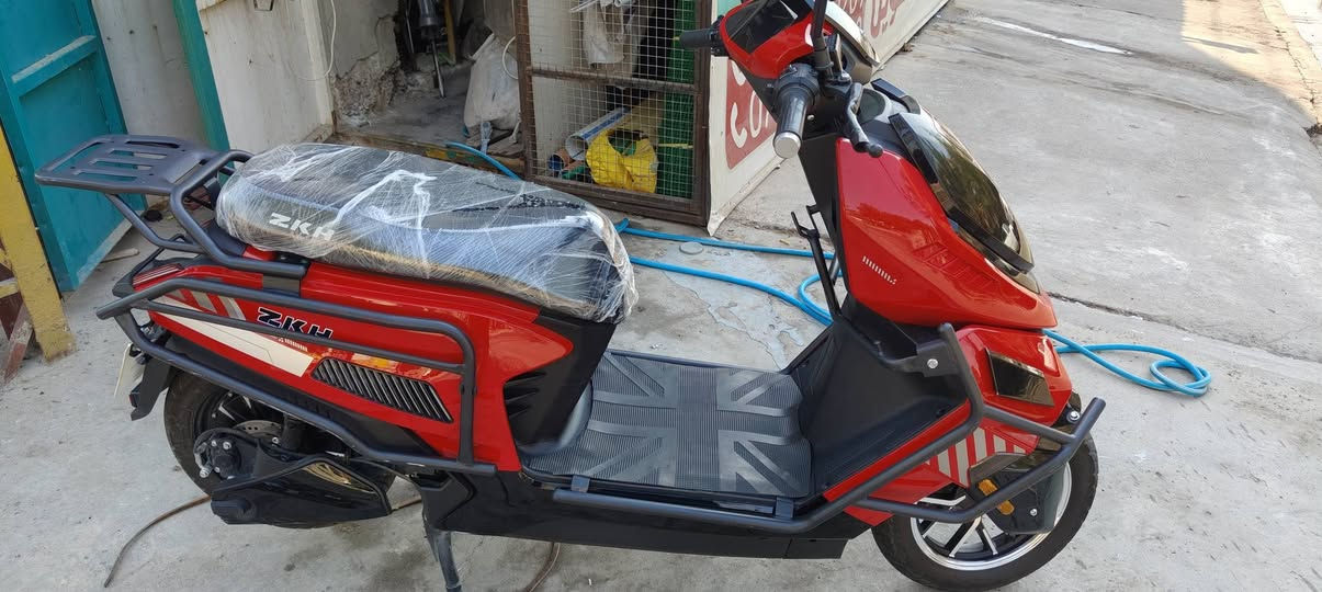السلام عليكم 

دراجة شحن للبيع F16 
مواصفاتها 
ملف نحاس 2000W
السرعة 90 
تقطع مسافة من 60 الى 70 KM
الاناره LED متعدد الالوان 
الكلوب عالي وناصي وابيض واصفر 
الكير 3 نمر  
درع على طول الدراجة 
بريك دسك خلفي وامامي 
تظام (البك) R وقفل سرعة 
تجي بنظام بصمه وسويج 
ال72V بطاريات عدد6
دبل ستاند صفح وستاند كامل 
قياس تاير 12/70/130
الشاشة دجتل اطلع اعطال الدراجة
السعر مليون 150 وبيها مجال 
الرقم/ ***********
العنوان بغداد السيدية
