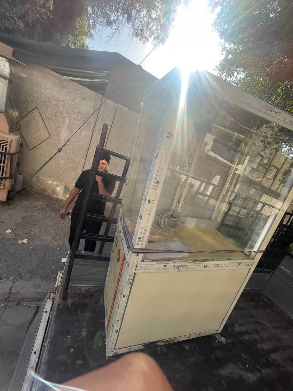 سلام عليكم اخوان
عارضة جبس جام خانة قياس ٩٠ اعتقد ارتفاع ٢ متر فوك بابتين والاسفل مالتها مخزن بابتين 
كهربائيات كاملة شمعات عدد ٣ لد مستعملة نظيفة للبيع السعر ١٠٠ قفل المكان الكرادة 
للاتصال ابو عبدالله ***********
