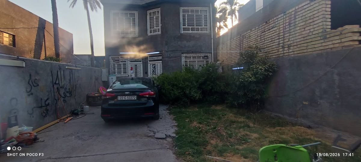 السلام عليكم بيت للبيع في شاطئ التاجي قرب جسر المثنى
مساحة البيت 240 متر حديق وكراج كبير 

يحتوي على مطبخ واستقبال وصاله كبيره وغرفه بالطابق الارضي 

الطابق الثاني 3 غرف وصاله كبيره وحمام 

للتواصل ***********
***********
***********
