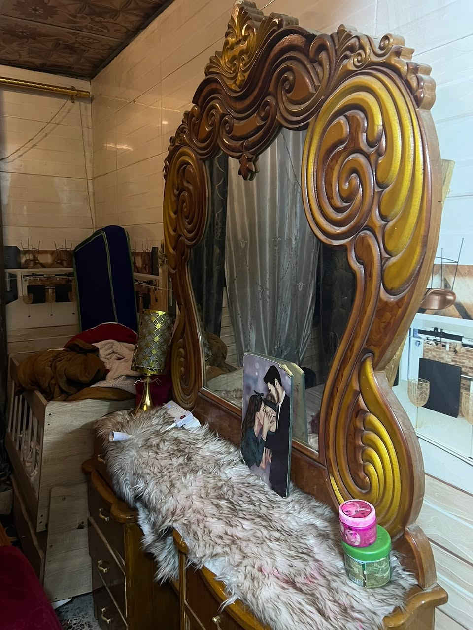 جربايه وميز للبيع مدينة الصدر السعر 200  ///.   ***********
