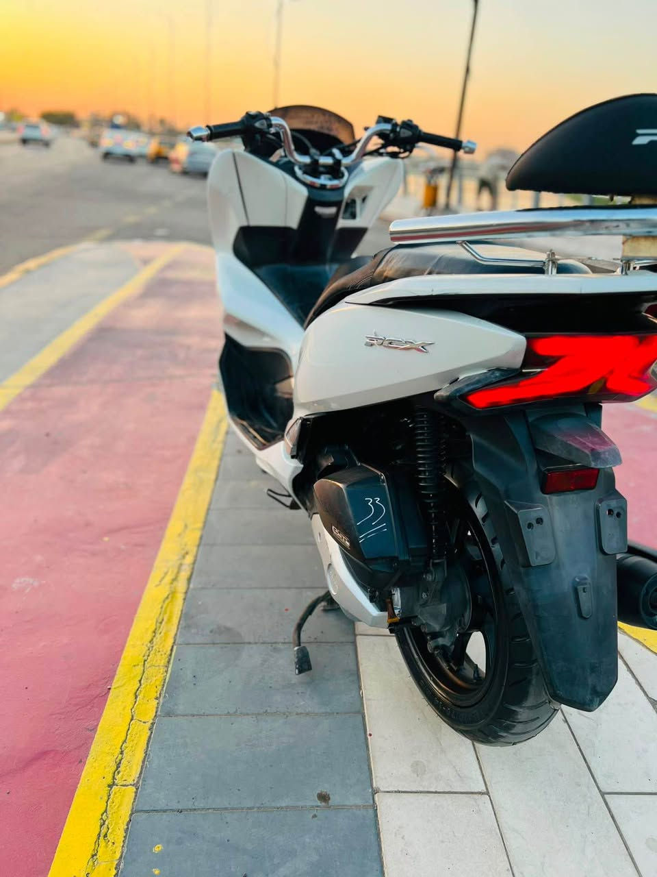 للبيع دراجه pcx  جيل ثالث بصمه الحديث  مكينه 150 حساس حرف A نوزل خطين ستان كهربائي ماشية18 الف زيرو الدراجه مال بيت حساس ازدحام دراجه جديده  حساس شلعه معدل خير من الله دراجه تتعب تكول جديده مال جناي  مكان بغداد الكرخ السعر 14 ونص وبيهه مجال والاستفسار *********** بغداد, العراق

نص مكتوب في الصور:
- HONDA