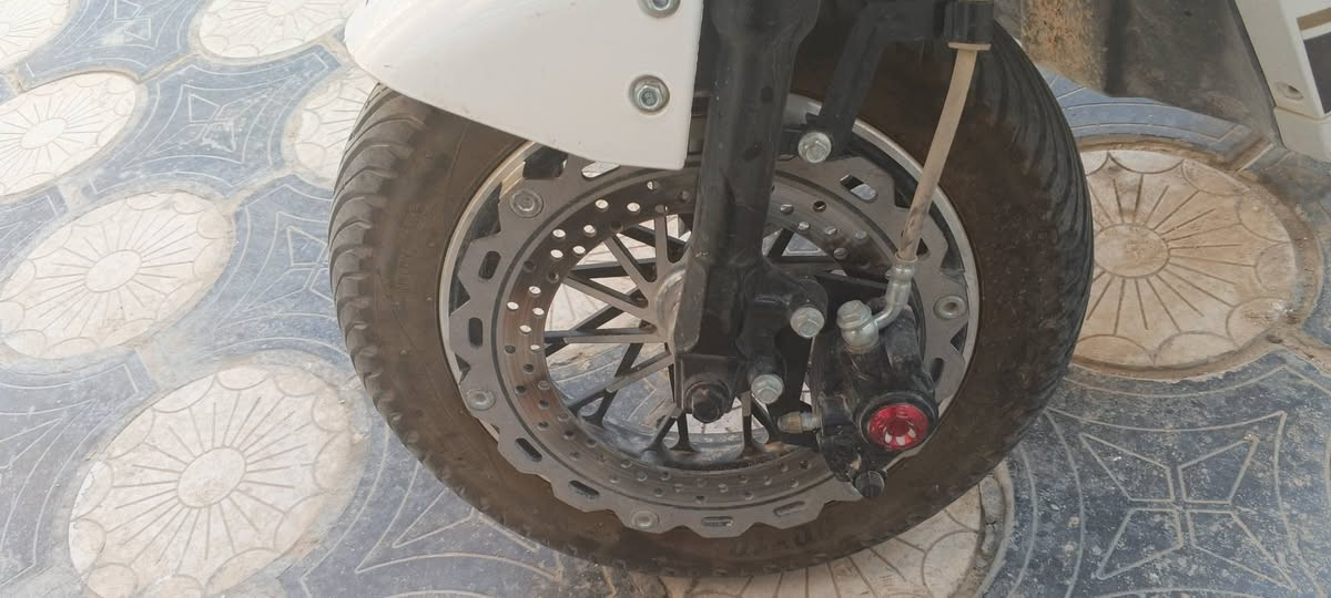 السلام عليكم دراجه R900 صارلها شهر طالعه من المعرض دراجه خير من الله بس بيها يطاريات 2 طافيات مدري شبيهن ف الدراجه واكفه متمشي السعر 450 وبيها مجال للاتصال فقط واتساب ***********
