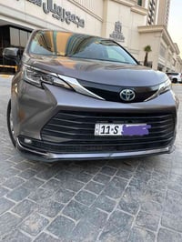 من رخصة صاحب الكروب تيوتا سينا موديل 2022 هايبرد اللون رصاصي غير محدد ...