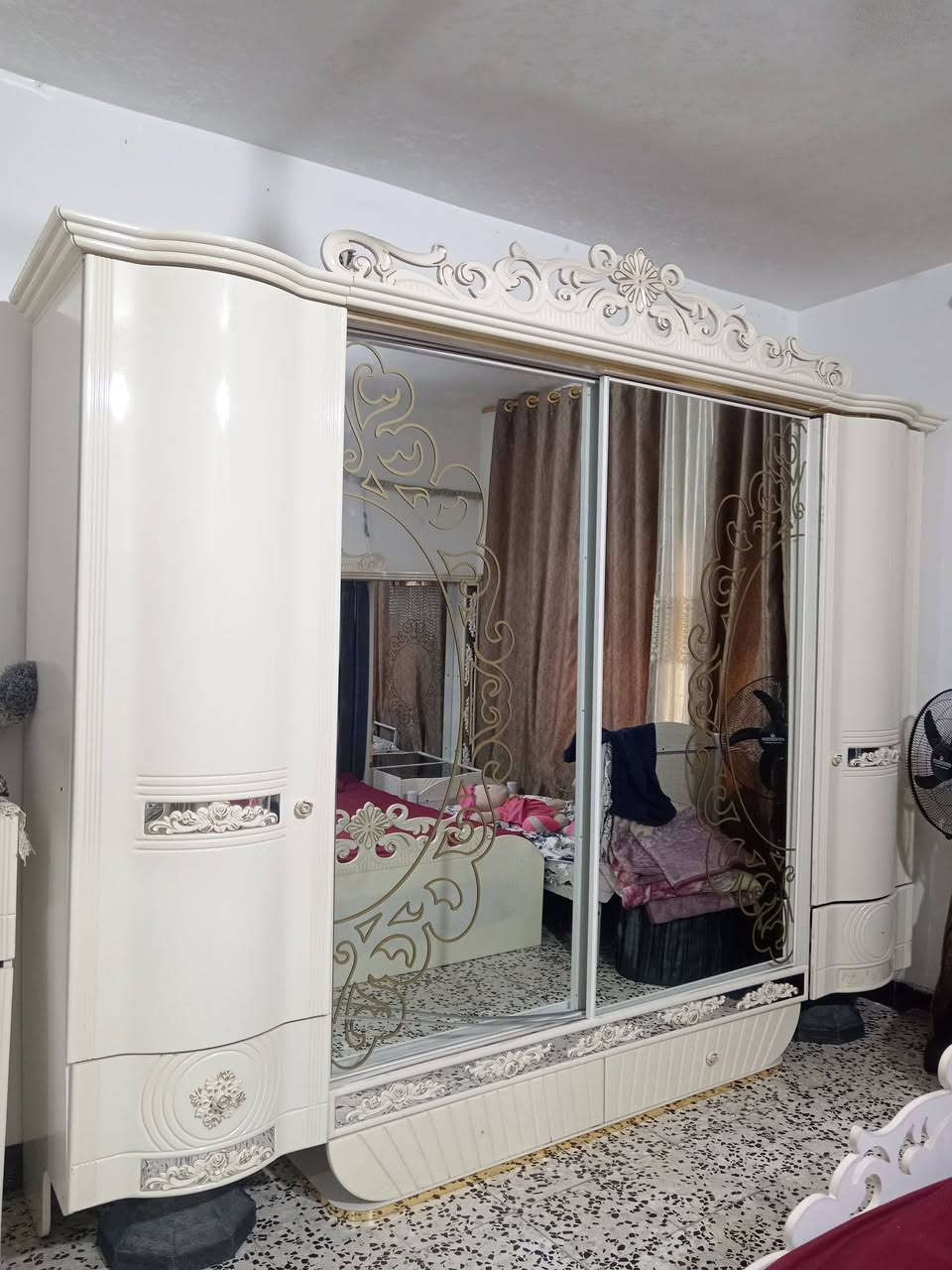 السلام عليكم....
غرفة نوم تركي درجه اولئ استعمال جدا قليل الانارة مالتها كلها شغالة ع وضع المعمل
مكاني حلة مركز
***********
