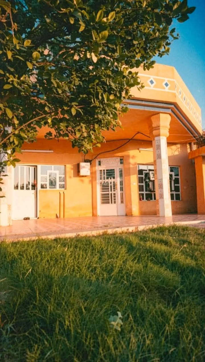 السلام عليكم..
للبيع ..
 بيت زراعي طابو سند ٢٥  تسجل اسهم بسم المشتري 

 الشهداء /خلف جامع عمر بن  عبد العزيز  مساحة ٢٥٠ متر ..
وجه  ١٠ ×٢٠ .. 
شغل درجة اولى حديث..
 
استقبال ،حولي ،حمامات داخليه وخارجي ،٣ غرف نوم ، مطبخ ،حديقه..
الشارع ٨ امتار.
السعر.. 90 قابل لتفاوض  
***********//***********
