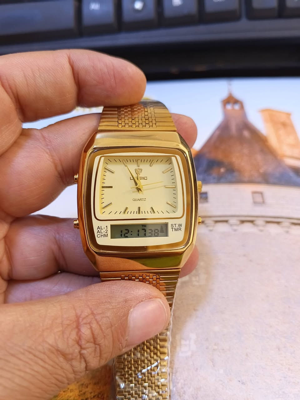 الماركة: LIEBIG [1]
رقم الموديل: LB-1030G (أو L1030) [1, 2]

الخامة: غطاء خلفي من الفولاذ المقاوم للصدأ (Stainless Steel Back) [1]

مقاومة الماء: مقاومة للماء حتى 3 أتموسفير (3ATM / 30 متر)، مما يعني أنها تتحمل رذاذ الماء الخفيف ولا تُلائم السباحة [1]

نوع الحركة: غالباً ما تكون ساعة كوارتز بتصميم مربع تجمع بين العرض الرقمي والتناظري [1]

ساعة سعرها 40 الف

نص مكتوب في الصور:
- Amigo
- حونبيغ
- تحفة كلاسيكية
- فخامة التاريخ في تصميم عصري. ساعة ليبيغ.