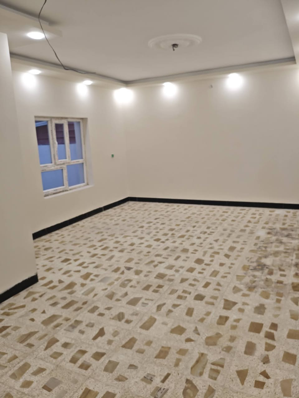 بيت للبيع 
بمجمع اليرموك 
250متر طابق ونص 
3غرف نوم 
كراج + حديقه +مكون من 3مجمعات صحيه 
للاستفسار ***********
