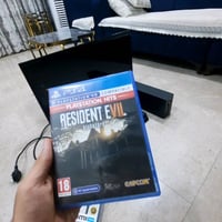 PS4 /سلم. اونيلان مع شاشه و UBS مع كامل الملحقات وهديه قرص رزدنت ايفل ...