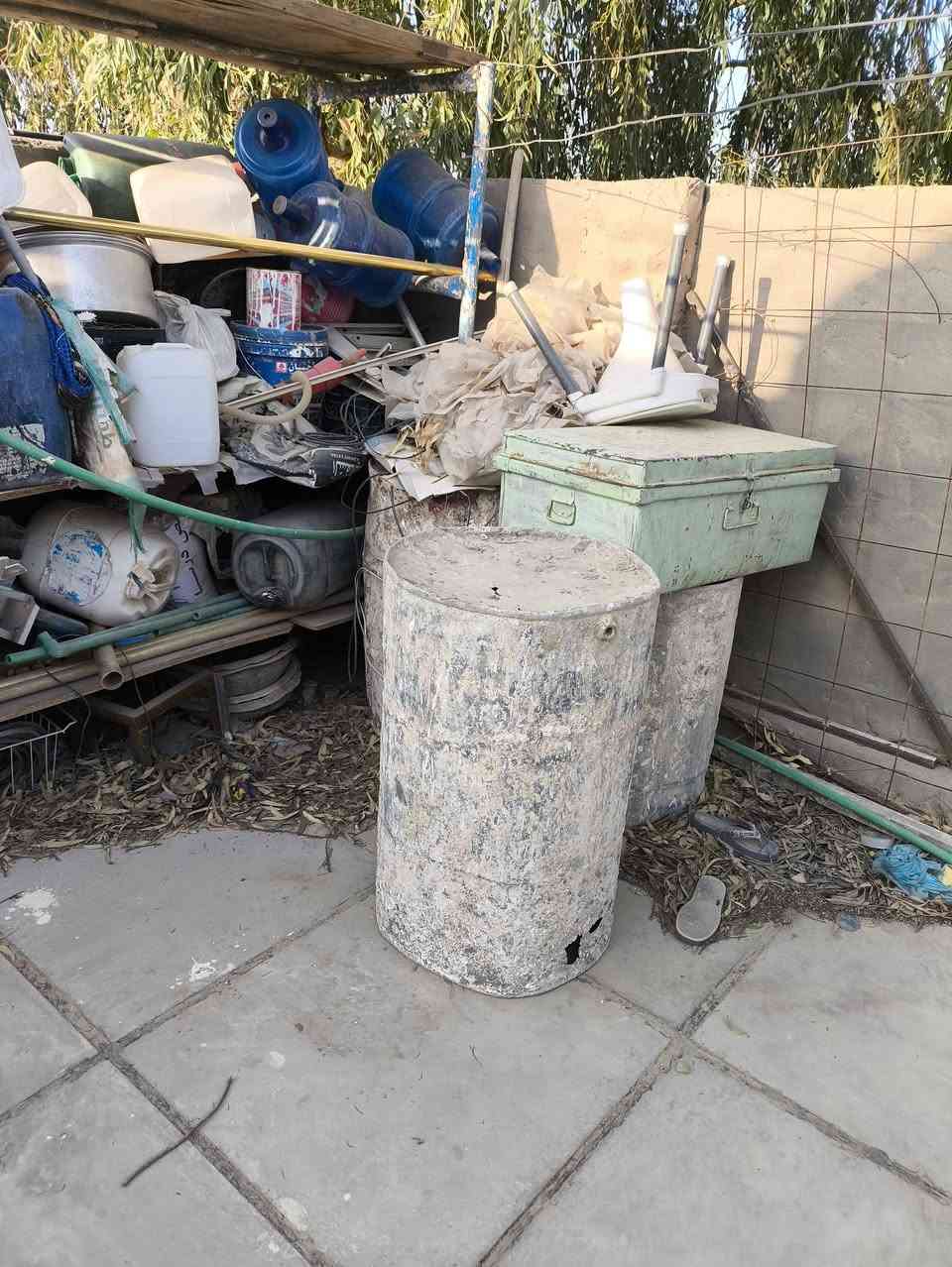 السلام عليكم باب مع شباج مع براميل عدد3مع سلكه عدد2مع عربانه للبيع
