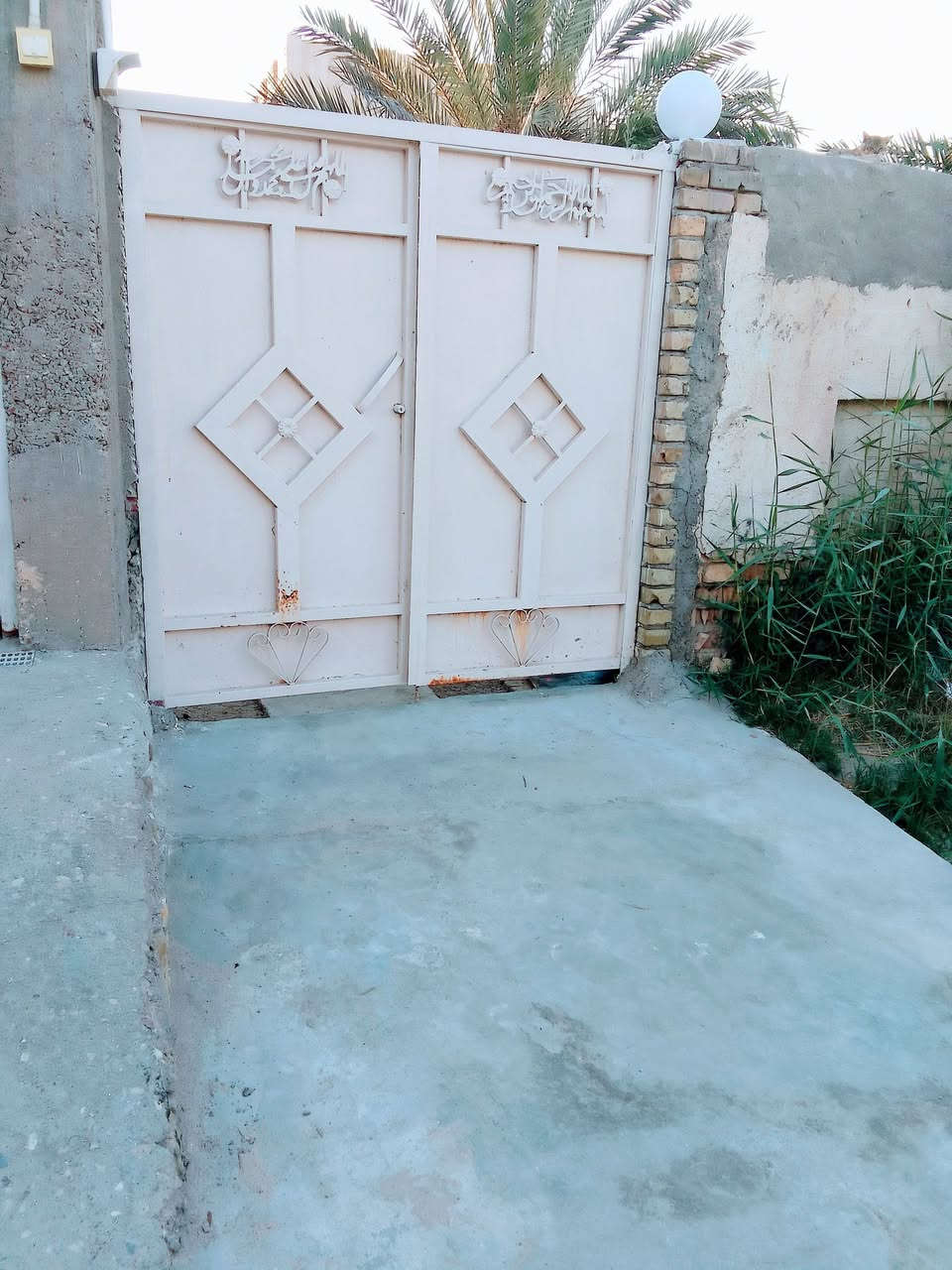 الدار للبيع...حي العمال
 قرب مدرسه الانوار الاهليه والمحكمه الجديده
المساحه 175ونص .السعر  125..بناء خلفي طابق ونص وجاهز للسكن استقبال وصاله وغرف نوم 3 
مطبخ و مجموعه صحيه 3 طارمه وترك داير البيت ***********
