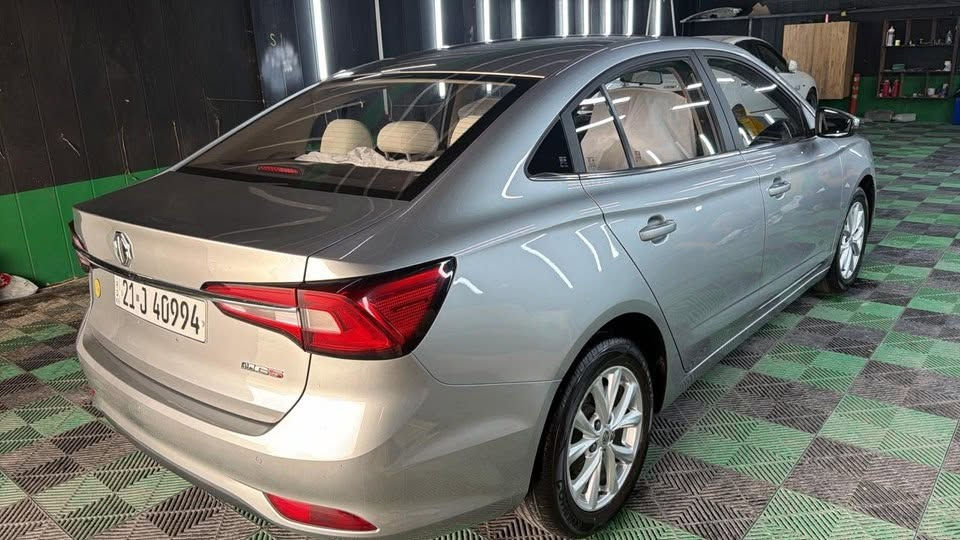 MG 5 2024 comfort
بێ بۆیاخ بێ سارد 
ماڵەکە دیارە
تەنها دۆسەی سایەق لە لاوە ئەو قوپاوییەی هەیەو تەواو
ماڵی دۆستە
نرخ ٩٨ گەڵا و مجالێکی برایانە
***********
