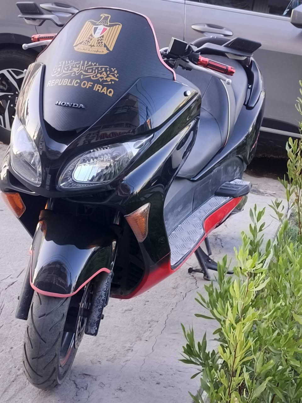 الدراجة غنية عن التعريف، جاهزة من كلشي وما تحتاج برغي واحد. شغل واطلع وين ما تحب.
هوندا ( فورزة 09 ) نازله من لرمبه بشهر الثاني.
ماشيه 15الف قليل جدآ. 

صبغ بلاد ومكفولة من أي نقص.
لون أسود كرستال. 

المحرك 250cc : بحالة الوكالة، نغمة ناعمة وعزم قوي، و أبدله دهن موتل

تخم تايرات جدد

مرايه قرش. 

ستاند حساس. 

سايد ابريك. 

صالنصه نص رياضي صوتها كلش حلو. 

كير 4 تحويلات 7 نمر. 

وياها خوذه بيها جهاز اتصال واغاني 

مي اخضر. أنت إفريز. 

اوراقها منفيس ومكاتبه مال معرض و اسويلك. مكاتبه

 سعرها ١٢ورقه.
كلشي مكفول شرط بحالة الوكالة 

*********** واتس اب 

#بلعافيه_عل_ياخذها
