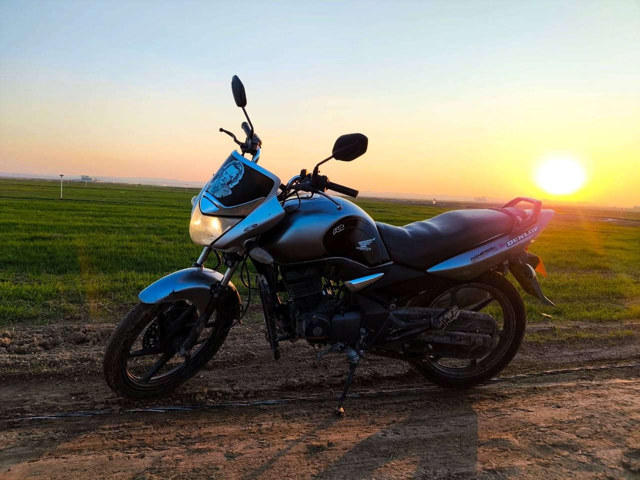 🏍️🔥 هوندا 2019 للبيع — نظافة ونشاط
دراجة هوندا موديل 2019، نظيفة جدًا ومرتبة، جاهزة للشغل والاستخدام 
✅دشبول شغال
✅عداد سرعة شغال
✅كيج بانزين شغال 
✅ محرك 150 سي سي
✅ المحرك ما مفتوح وخرسة
✅ محرك أسود
✅ السلف شغال
✅ الوايرمنية شغالة
✅ الأضوية شغالة
✅ التواير جدد
✅ نشاطها جيد جدًا
✅ وزن ثقيل
✅ الباب الأول
✅دبل سويج
✅ الدراجة نظيفة جدًا ومرتبة
✅ مكلف بالنشر

📞 للاستفسار أكثر، الاتصال على الرقم:
***********

🔥 دراجة تستاهل الفحص، واللي يعرف بالهوندا يعرف قيمتها.

📌 الفحص على المشتري، والحكم للدراجة
