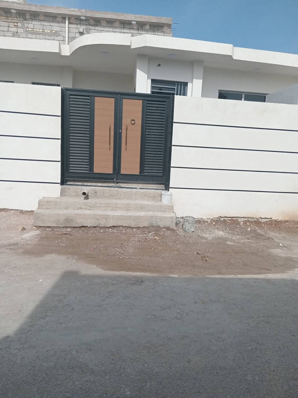 بيت للبيع ٢٠٠م تقاطع النهروان قريه ٨ قريب من التقاطع ٣٠٠م طابو زراعي سند٢٥ بناء طابوك درجة أولى بيت جديد بعد مامسكون ٣غرف نوم صاله استقبال مطبخ صحيات كول الخدمات موجوده مي مستمر سحب وطني تبليط ***********
