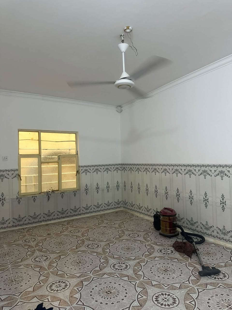 بيت طابو للبيع قرب حسينيه الحسن المجتبى
بيت ركن مساحته 250 م. يحتوي على غرف ٢/ مطبخ حار وبارد/ صحيات /استقبال /صاله / البيت كامل جيب غراضك (استفسار)

*********** 

***********
