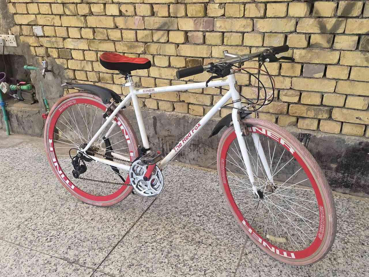 دراجة هوائية (بيسكل) سبورت C700 للبيع 🚲
🚲 دراجة هوائية (بيسكل) سبورت C700 للبيع 🚲
​• النوع: The Red Fox (Iner)
• الحجم: قياس 700 (سريع ومرن للشارع)
• المواصفات:  
​جير كيرن شغال 21 سرعة (3 أمامي × 7 خلفي) مع شفتات تبديل سريعة  
​رِمات ألمنيوم عالية الرياضية (40mm High Profile Alloy) باللون الأحمر  
​سرج (قعدة) مريح ومعدل للقيادة اليومية  
​يحتوي على رفارف (طينيات) لحماية أثناء القيادة  
​البسكل جاهز للاستخدام ونظيف مثل ما موضح بالصور  
​💰 السعر: 160 ألف دينار 
📍 المكان: البصرة
🚚 التوصيل: يتوفر توصيل فقط داخل محافظة البصرة
​📞 للتواصل والاستفسار: ***********
