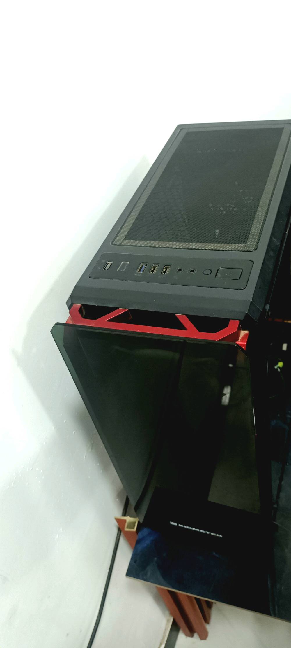 المعالج: Intel Core i3 الجيل التاسع (i3-9100)

​كارت الشاشة: AMD Radeon RX 580 بسعة 8GB

​الرامات: 16GB DDR4 (قطعتين 8×2)

​التخزين: 2x SSD 120GB 

​الباور سبلاي: Thermaltake Smart 500W الأصلي

​اللوحة الأم: ASUS

​الكيس: Fantech مع إضاءة وجانب زجاجي

اسعر 450

مكاني بغداد الكرغوليه