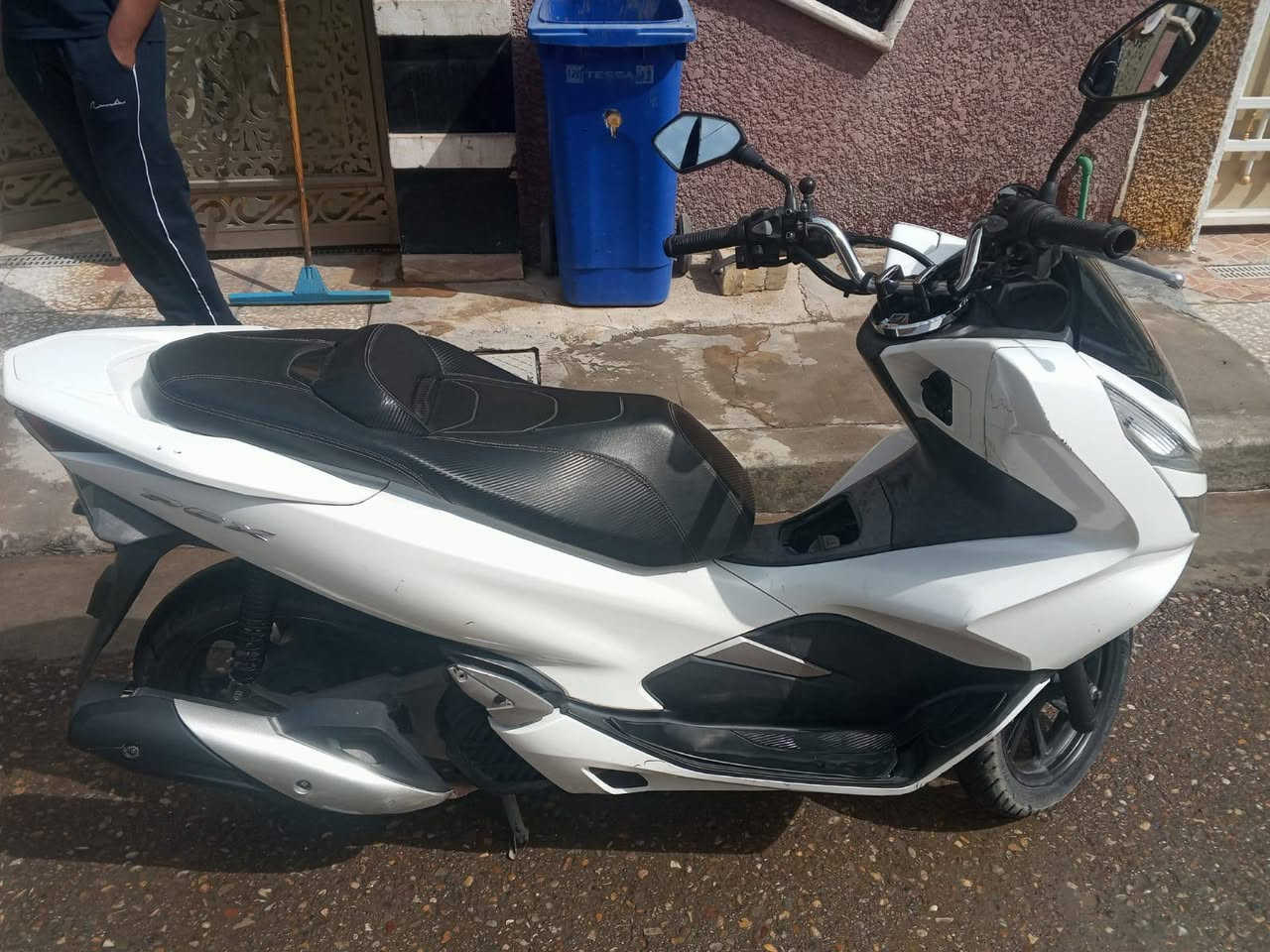 السلام عليكم دراجه  PCX  الجيل الثالث وارد كوري كشن رياضي تدفئه كشن. حساس ازدحام حساس استان بصمه الدراجه نضيفه جداً  العنوان الشعب نهاية سبع قصور السعر 14 $ هذا رقمي *********** ملاحظة الدراجة تنباع بدون جنطة
