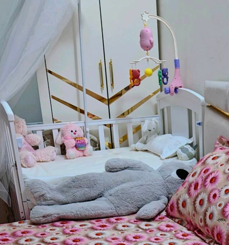 السلام عليكم 
سرير اطفال جديد غير مستخدم مجرد مفتوح 
كلش جديد نظافة 99%  حتى وصل الشراء موجود
 للبيع كامل مع مصدات وتعليقة 
مكاني بغداد