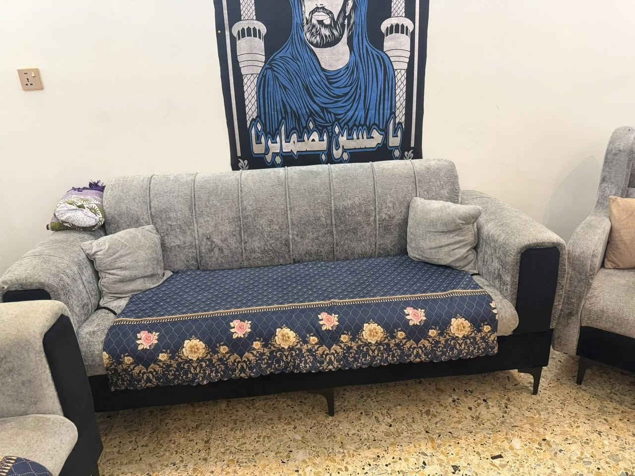 السلام عليكم للبيع 
تخم قنفات ١٠ مقاعد سنك وكامنتر غرفه نوم تركيه ٩ قطع عنواني كاظميه شراي خاص او اتصل علارقم ***********
