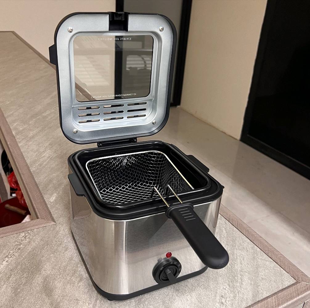 قلاية كهربائية متعددة الاستخدام – Multifunction Fryer سعة 2.5 لتر

قلاية كهربائية عملية مصممة للقلي اليومي، مناسبة للاستخدام المنزلي وتحضير أصناف متعددة بسهولة.

• تصميم قلاية كهربائية متعددة الاستخدام

• سلة قلي معدنية مع مقبض لسهولة رفع الطعام

• مناسبة لقلي البطاطس، الدجاج، النقانق، الخبز، الخضروات والمأكولات البحرية

• حجم مناسب للمطابخ المنزلية والاستخدام اليومي

• تشغيل كهربائي بقدرة واضحة ومناسبة للقلي

• غطاء علوي

المواصفات:
• السعة: 2.5 لتر
• القدرة الكهربائية: 1000 واط
• الجهد الكهربائي: 220V
• التردد: 50Hz
• الوزن الصافي: 1.9 كغم
• الوزن الإجمالي: 2.0 كغم

محتويات العلبة:
• قلاية كهربائية متعددة الاستخدام
• سلة قلي معدنية
• غطاء القلاية (مرفق مع الجهاز)