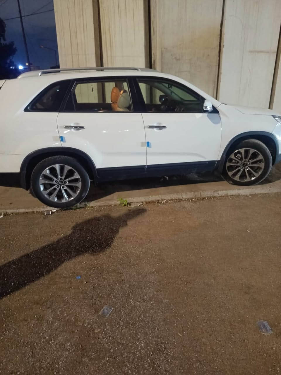 سلام عليكم من رخصة الادمن سورنتو موديل ٢٠١٥ شركه العامه ماشيه ١٣٦ الف km صبغ نصف جاملغ أمامي ونصف جاملغ خلفي بنيد بخ بشرط بدون دواخل سعر 155بيها مجال مكان السيارة بغداد الشعب *********** وات ساب فقط
