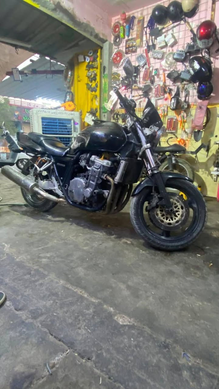 CB1000 للبيع
السعر ( 14 ورقه  وبيها مجال بسيط  ) ✅

المحرك مو مفتوح بلادي 
تحتاج ملف لين ماتشحن ، الدراجة تشتغل بس لازم تشحن الباتري 

أي استفسار بالخاص 🌷

العنوان سامراء
 ***********
