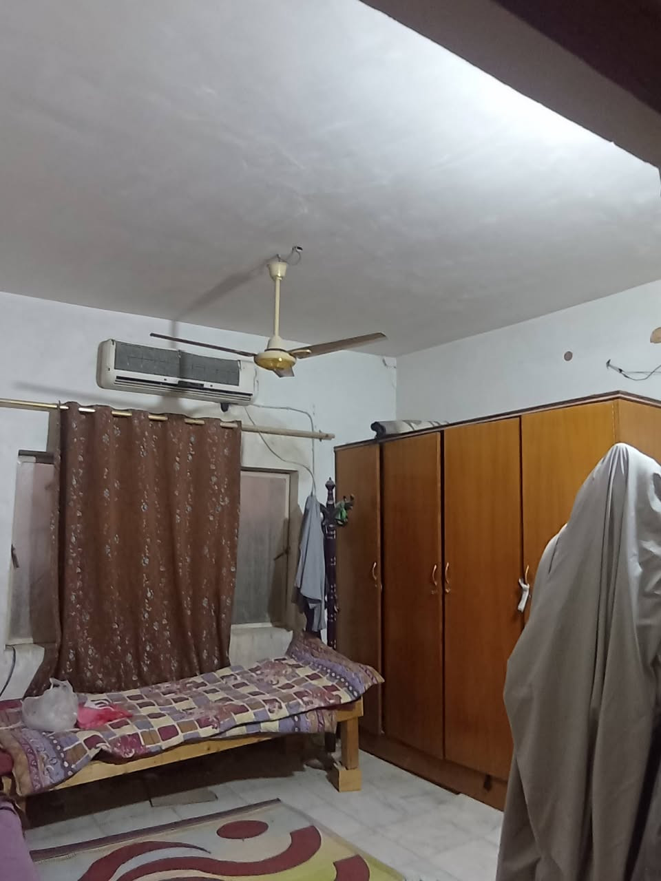 بيت للبيع بابل حله الاساتذه الاولى موقع تجاري طابو صرف قريب جدا من ثانوية قاسم السباك للمتفوقات مساحه 200متر عالي عن الشارع  يحتوي على غرفتين نوم صاله هول مطبخ صحيات داخليه و خارجيه كراج سياره وحديقه الارضيه مرمر تبليط ومجاري عرض الشارع 25متر السعر 425 مليون بي مجال للاستفسار الاتصال على الرقم ***********
