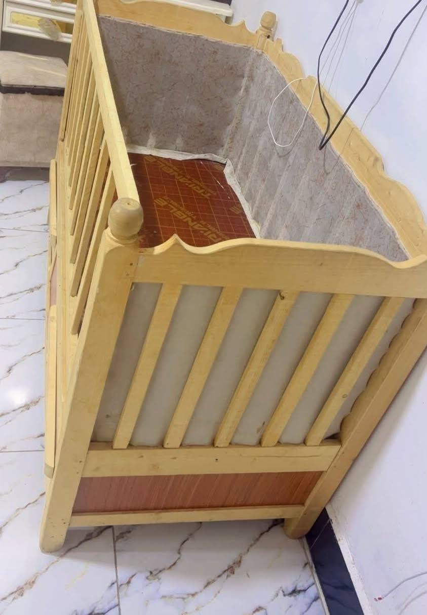 سرير طفل • نضيف جدا • الزعفرانيه