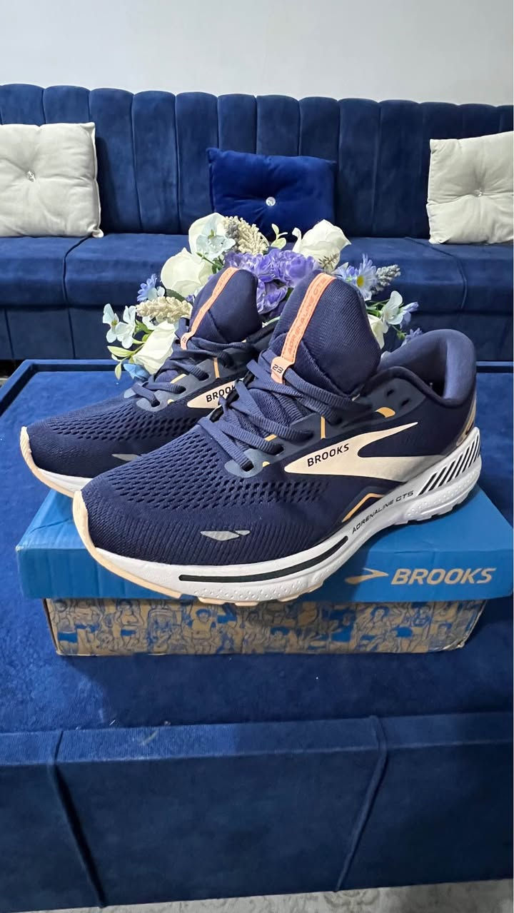 Brooks Adrenaline GTS 23 • مقاس 10 (43-44) • جديد