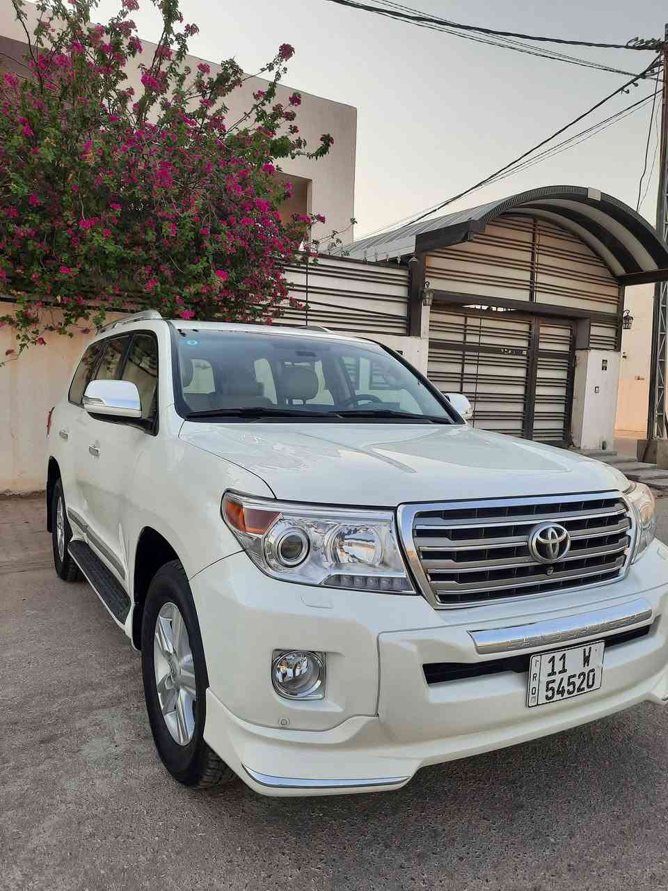 السلام عليكم شباب
الحلال للبيع لاندكروز موديل ٢٠١٤ السعر ٣٥٠ وبيه مجال
فئه VXR فول مواصفات أعلى فئه
مكفوله كفاله عامه من كلشي عدا
مكان واحد بارد فقط رقم بغداد
بأسمي سنويه لغايه ٢٠٣١ 
المواصفات 
فتحه خمسه بصمه جميع الأبواب
كراسي السائق والراكب كهرباء
كراسي تبريد كشن السائق ذاكره
ستيرن كهرباء جنطه كهرباء 
كامرات محيطيه فول جميع الاتجاهات
لايت كهرباء مع عدسه زنون عالي ناصي
العنوان النجف الاشرف مجمع الاميرات 
تلفون ***********
