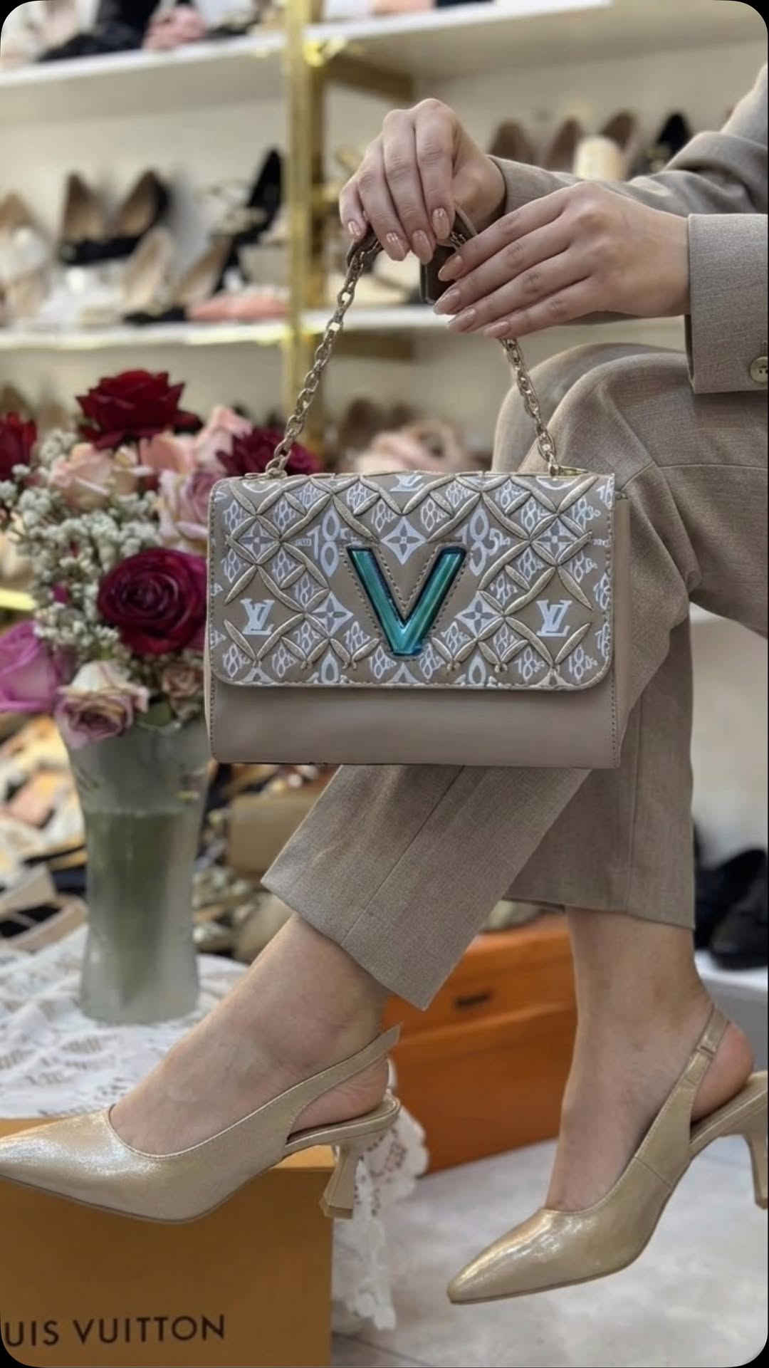 أضيفي لمسة من الأناقة والرقي لإطلالتك اليومية مع هذا الثنائي المثالي! 😍
👠 الحذاء 
حذاء ماري جين العصري بالكعب العريض ليمنحكِ الراحة والثبات طوال اليوم، مع تفاصيل الأبازيم المزدوجة والزهرة الكريستالية الصغيرة التي تضفي لمسة أنثوية ساحرة. يتناغم مع كل شيء 
👜 الجنطة جنطة بتصميم كلاسيكي فخم، مصنوعة من نسيج بارز (Tweed) وقاعدة بيضاء ناعمة، مع إبزيم ذهبي مميز (GD) يعكس الفخامة. حجمها مثالي لكل أغراضك الأساسية
