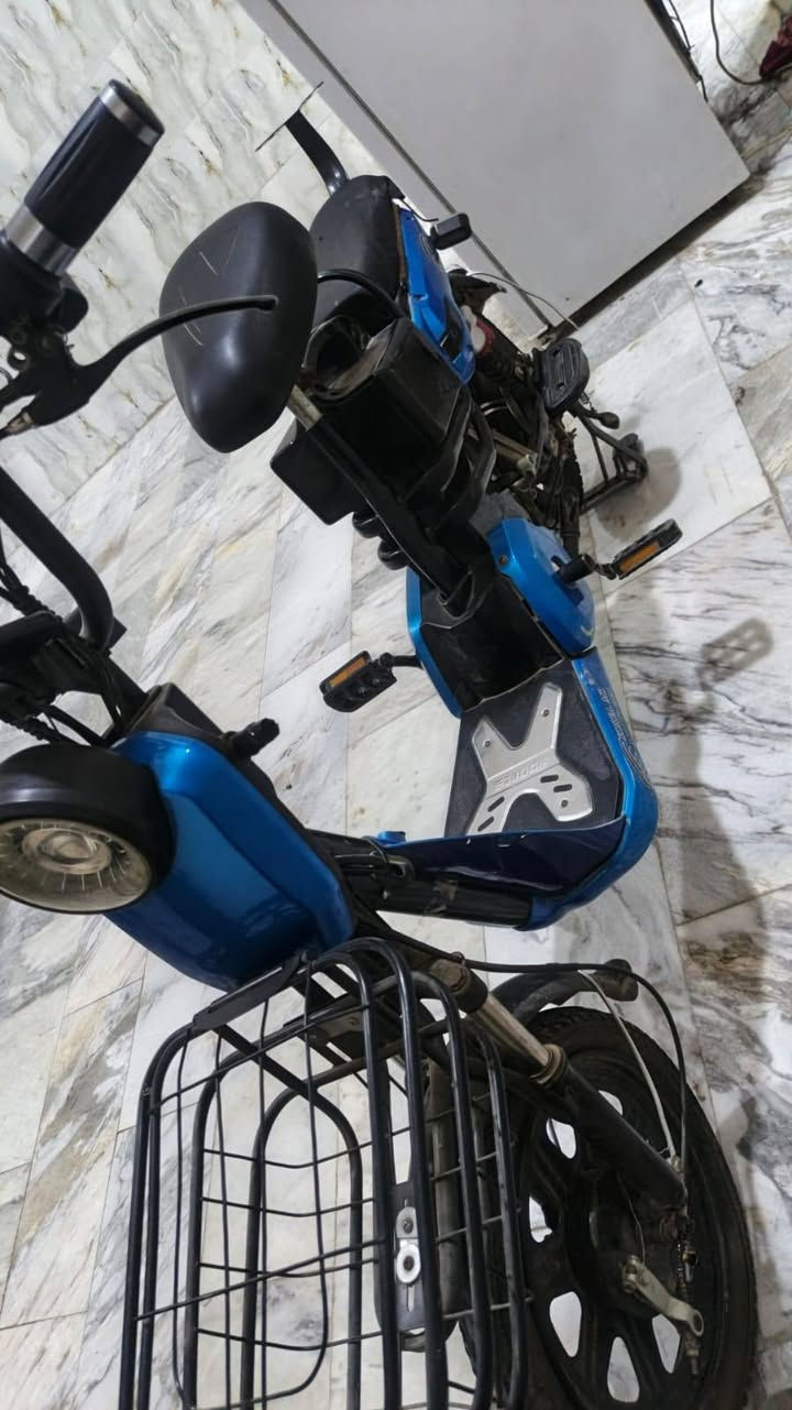 ***********سلام عليكم دراجه شحن للبيع سعر 100 وبيها مجال التار اللي قدام طاق دراجه دراجه الراديله شاحنه مال دراجه
