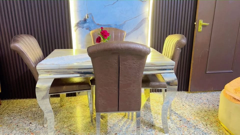 ميز طعام مرمر غرض البيع مكاني صغير بي خدش بسيط  بالكرسي او المرمرايه عنوانه بغداد شعب  ***********
