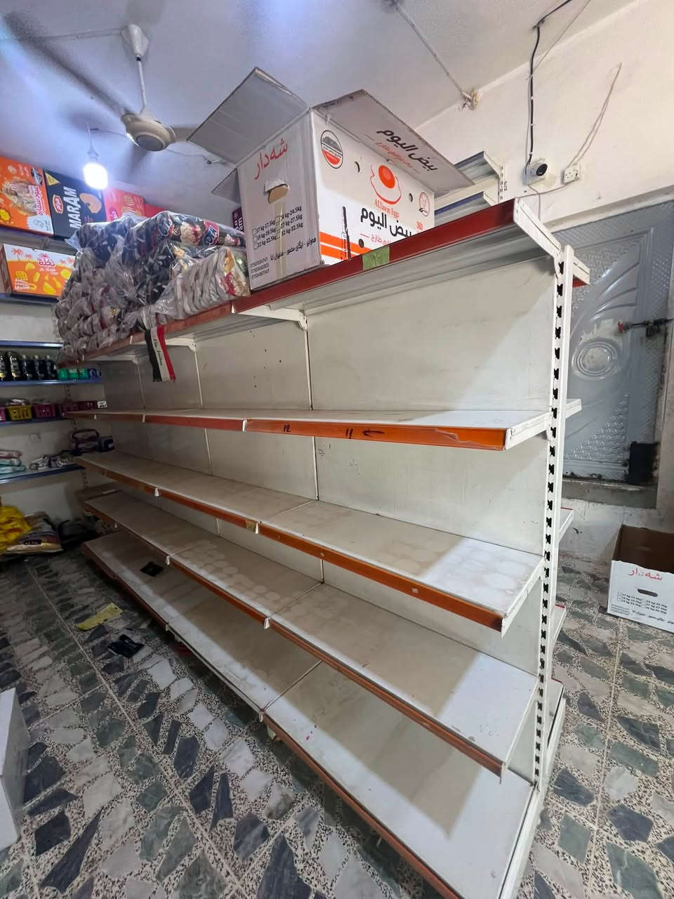وسطيه للبيع نضيفه فول ٤٠ رف ٥طول ٤عرض جديده السعر (٤٠٠) وبيها مجال مكاني موصل الأيمن حي التنك  (***********)
