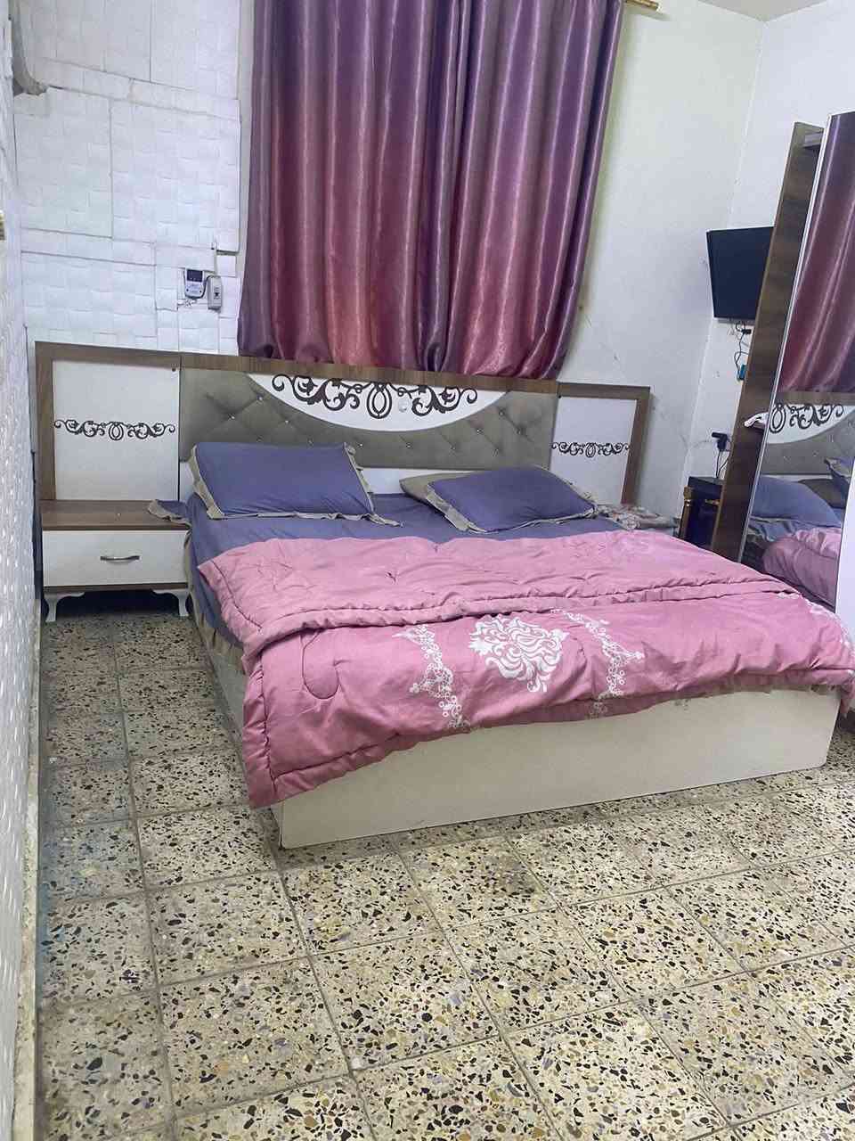 بيت الغزاليه للايجار مساحته125
يوجد فيه ثلاث غرف 
هول 
صاله 
حمامات عدد 2
مطبخ 
كراج سياره 
سعر الايجار650 وبي مجال 
للتواصل عبر ***********
