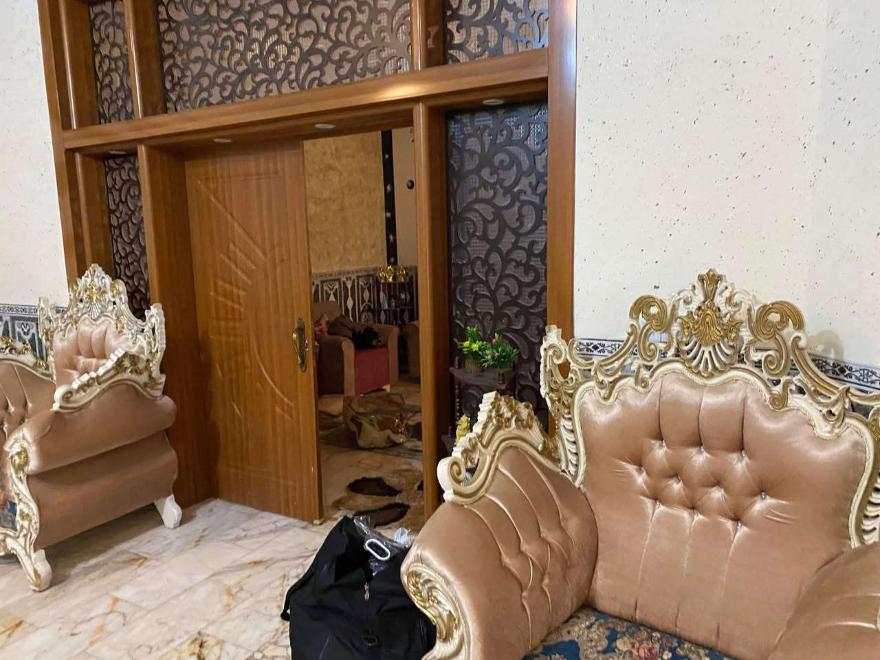 الدار لبيع كربلاء حي الامل بالقرب من مدينه الامام الحسين ع للزائرين طريق الحله
المساحة 230 م طابقين درجه اولى بناء جديد السعر 260 للاستفسار اكثر الاتصال على الارقام التاليه 
***********
***********
