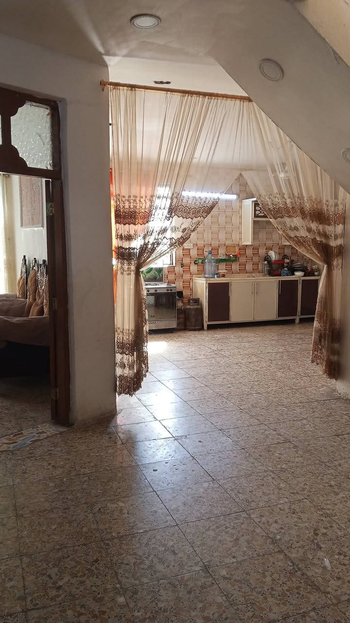 سلام عليكم بيت للبيع العريفية شارع ابو مروان المساحة 300متر سند 35 تواصل عل رقم***********
