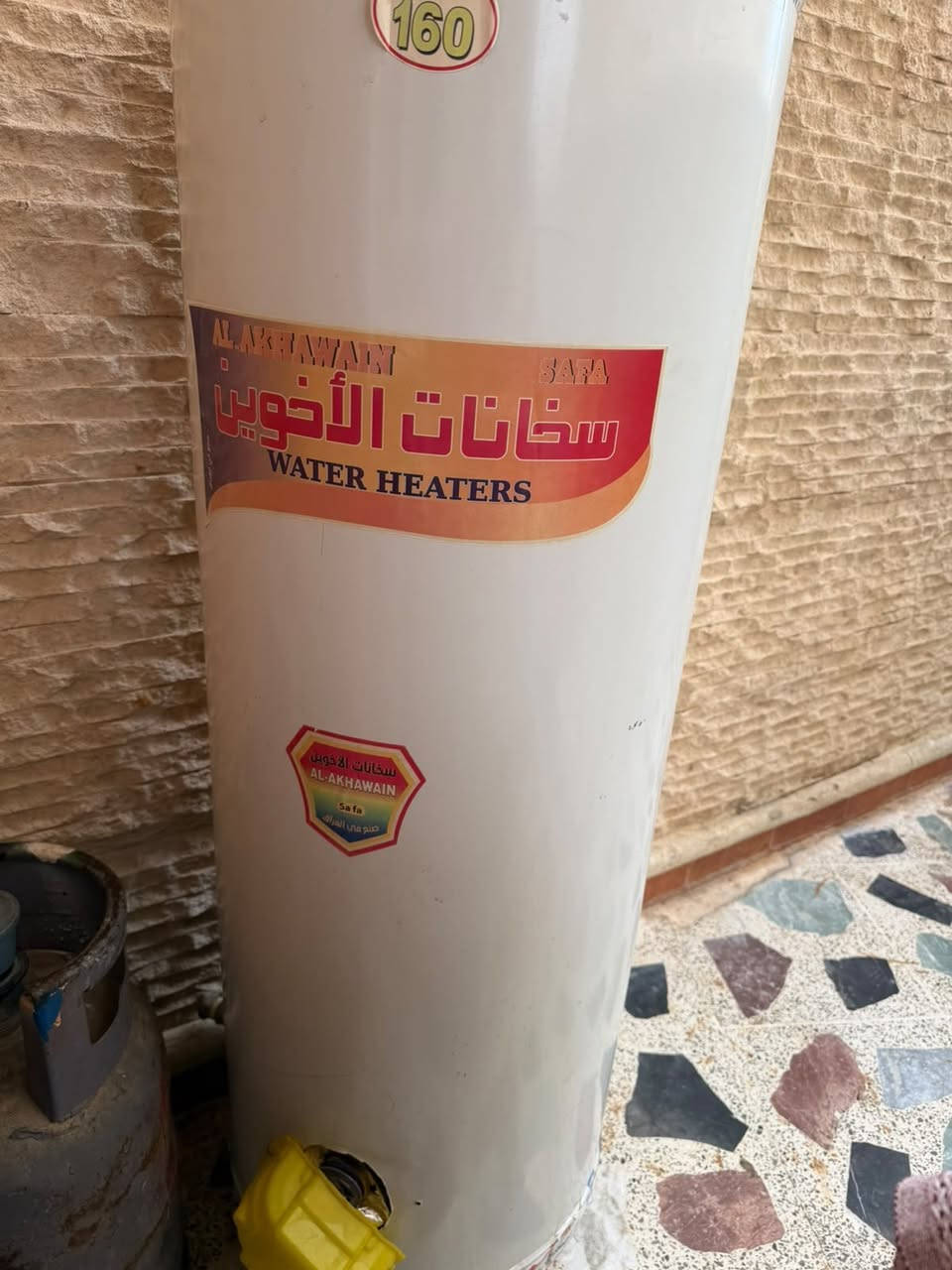 كيزر للبيع جديد قليل مستغدم شرط نضيف سعرها 130وبيه مجال
