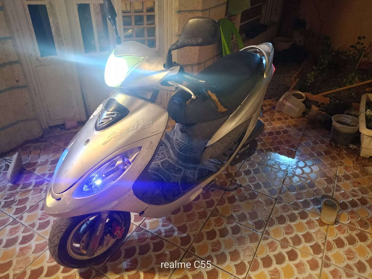 كامكو 16 مكينة بلاد ما مفتوحا دراجة خير من الله ***********

نص مكتوب في الصور:
- realme C55